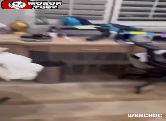 Video :Their home is unexpectedly inundated by a severe flood